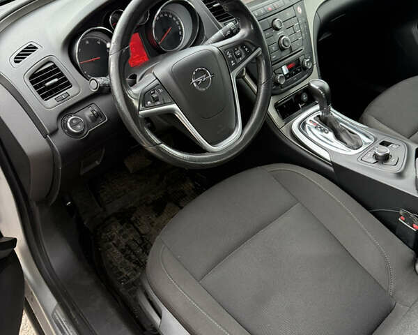 Серый Опель Инсигния, объемом двигателя 2 л и пробегом 260 тыс. км за 6700 $, фото 6 на Automoto.ua