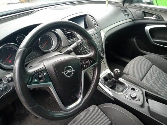 Серый Опель Инсигния, объемом двигателя 2 л и пробегом 300 тыс. км за 8300 $, фото 5 на Automoto.ua