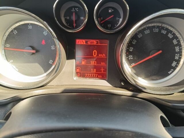 Сірий Опель Інсігнія, об'ємом двигуна 0 л та пробігом 222 тис. км за 8300 $, фото 6 на Automoto.ua