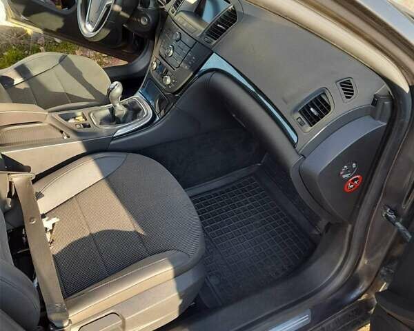 Серый Опель Инсигния, объемом двигателя 2 л и пробегом 150 тыс. км за 8700 $, фото 4 на Automoto.ua