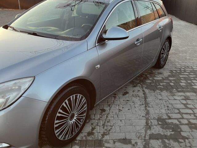 Серый Опель Инсигния, объемом двигателя 2 л и пробегом 228 тыс. км за 6000 $, фото 1 на Automoto.ua