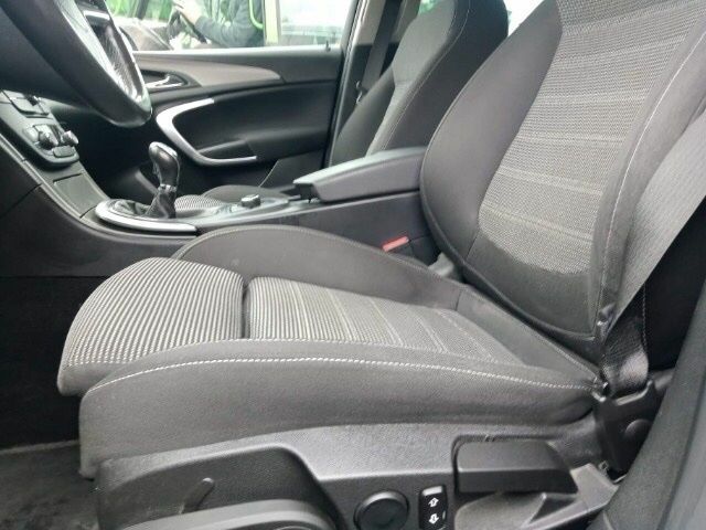 Серый Опель Инсигния, объемом двигателя 2 л и пробегом 300 тыс. км за 8300 $, фото 4 на Automoto.ua