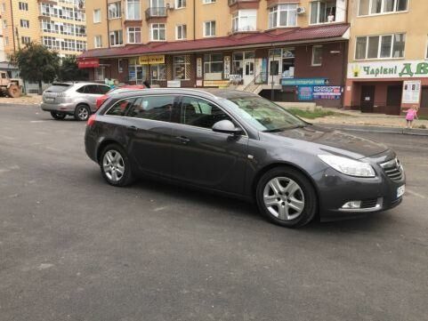 Сірий Опель Інсігнія, об'ємом двигуна 2 л та пробігом 185 тис. км за 10500 $, фото 1 на Automoto.ua