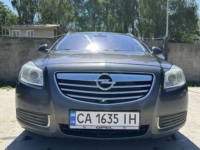 Серый Опель Инсигния, объемом двигателя 2 л и пробегом 260 тыс. км за 8997 $, фото 1 на Automoto.ua