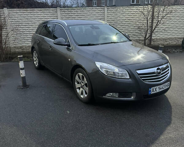 Серый Опель Инсигния, объемом двигателя 2 л и пробегом 237 тыс. км за 8299 $, фото 1 на Automoto.ua