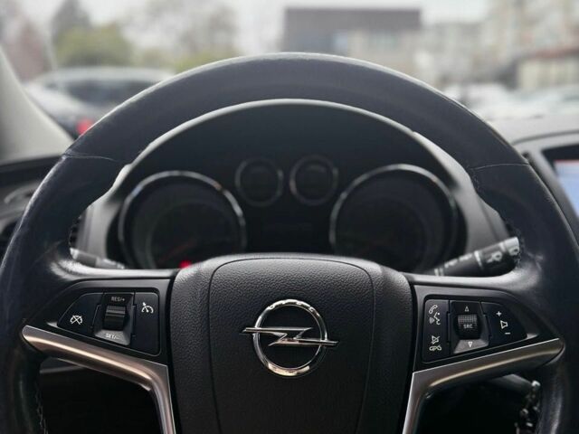 Серый Опель Инсигния, объемом двигателя 2 л и пробегом 212 тыс. км за 9700 $, фото 1 на Automoto.ua