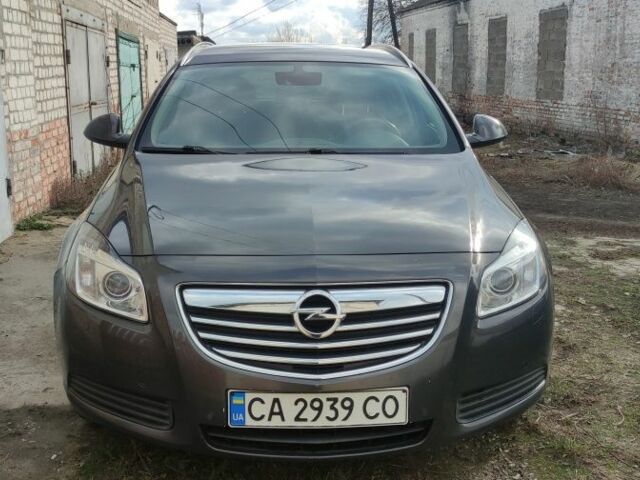 Серый Опель Инсигния, объемом двигателя 2 л и пробегом 450 тыс. км за 8000 $, фото 1 на Automoto.ua