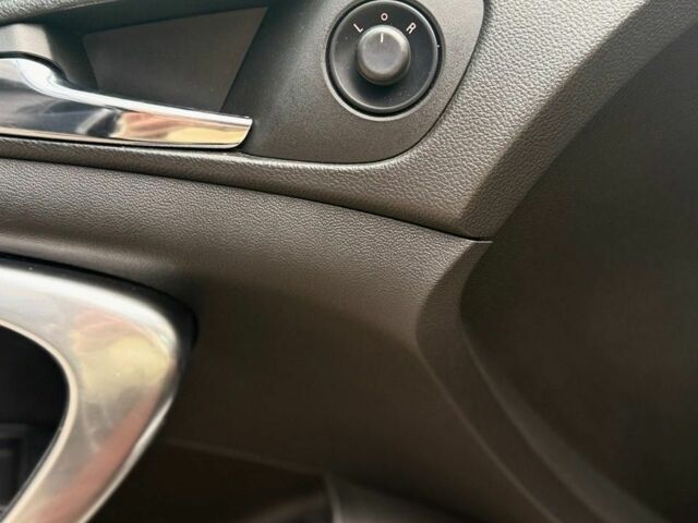 Серый Опель Инсигния, объемом двигателя 2 л и пробегом 212 тыс. км за 9700 $, фото 6 на Automoto.ua