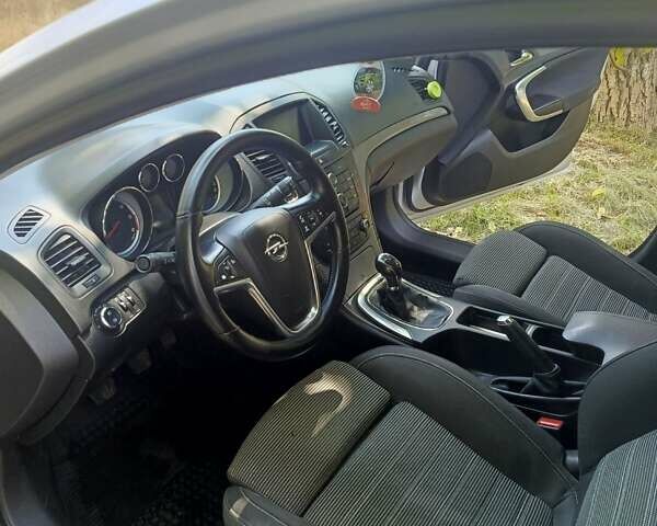 Серый Опель Инсигния, объемом двигателя 1.96 л и пробегом 286 тыс. км за 5999 $, фото 1 на Automoto.ua