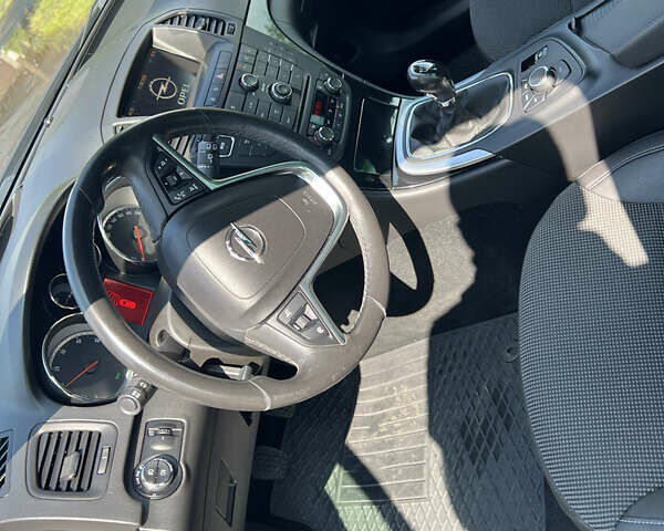 Серый Опель Инсигния, объемом двигателя 2 л и пробегом 213 тыс. км за 8950 $, фото 72 на Automoto.ua