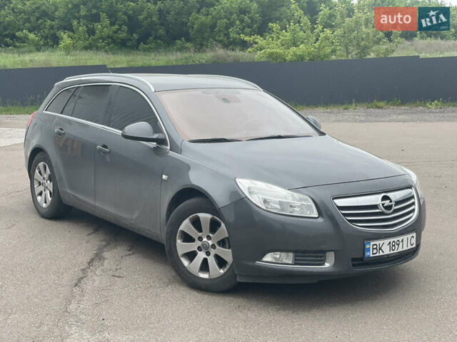 Сірий Опель Інсігнія, об'ємом двигуна 1.96 л та пробігом 320 тис. км за 8000 $, фото 1 на Automoto.ua