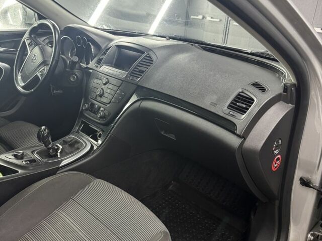 Сірий Опель Інсігнія, об'ємом двигуна 2 л та пробігом 300 тис. км за 7000 $, фото 4 на Automoto.ua