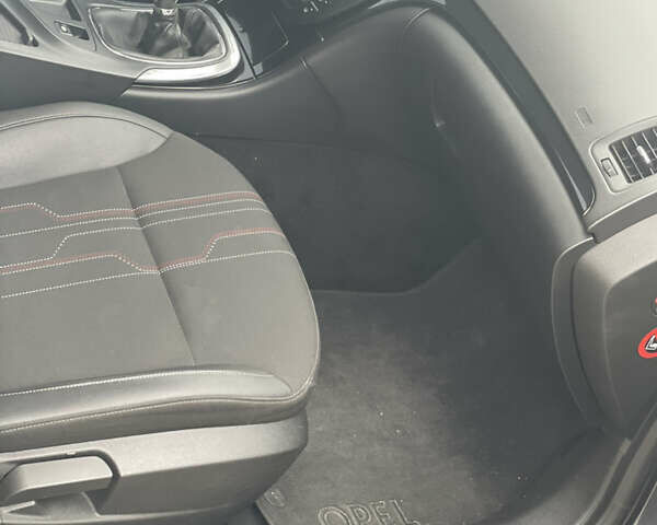 Сірий Опель Інсігнія, об'ємом двигуна 1.96 л та пробігом 320 тис. км за 8000 $, фото 5 на Automoto.ua