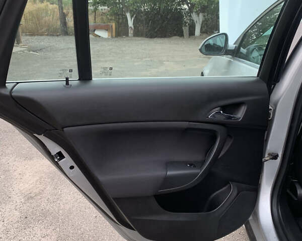 Серый Опель Инсигния, объемом двигателя 1.96 л и пробегом 239 тыс. км за 10000 $, фото 12 на Automoto.ua