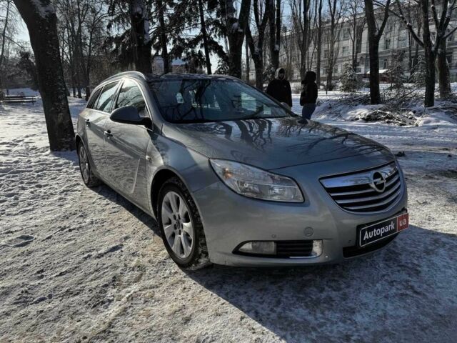Серый Опель Инсигния, объемом двигателя 2 л и пробегом 303 тыс. км за 6440 $, фото 2 на Automoto.ua