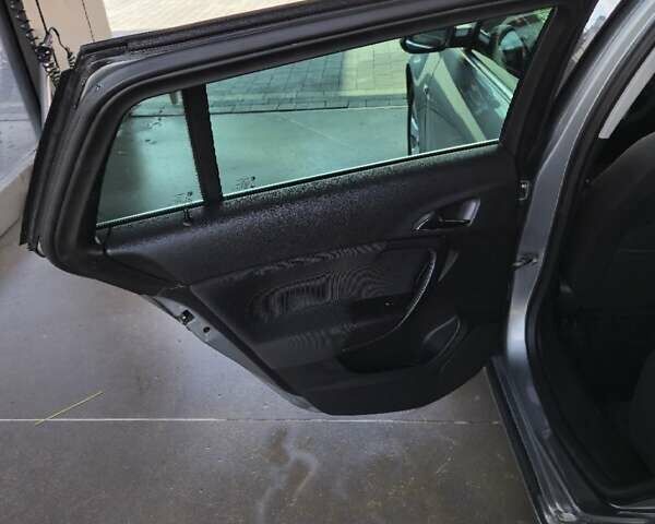 Сірий Опель Інсігнія, об'ємом двигуна 1.96 л та пробігом 322 тис. км за 8000 $, фото 53 на Automoto.ua