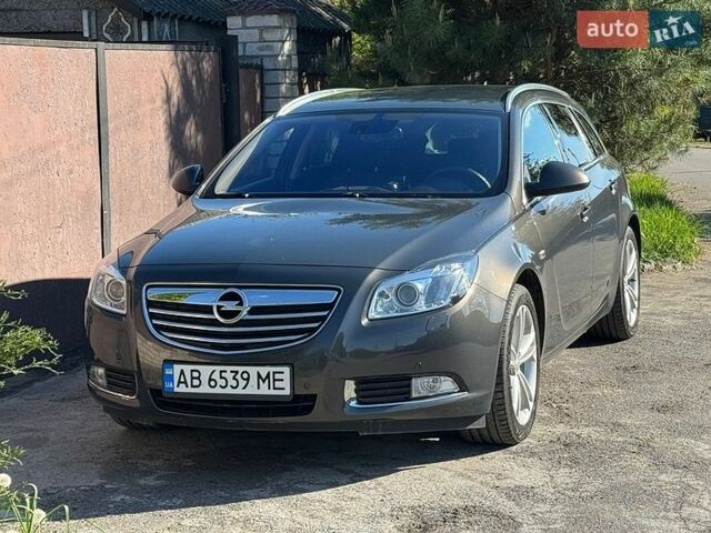 Серый Опель Инсигния, объемом двигателя 2 л и пробегом 216 тыс. км за 9500 $, фото 2 на Automoto.ua