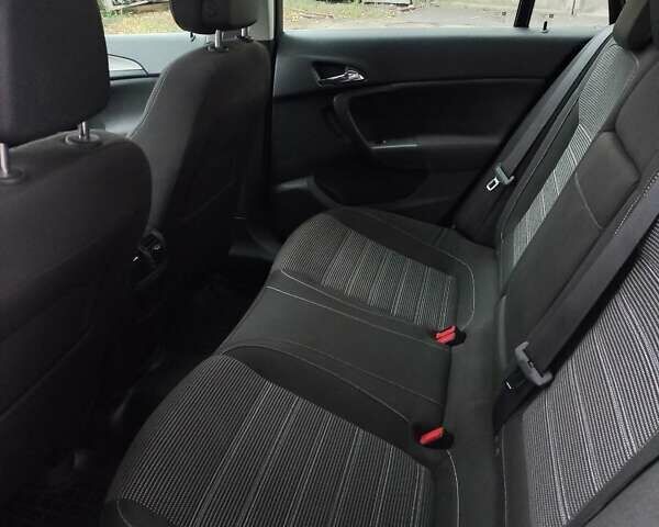 Серый Опель Инсигния, объемом двигателя 1.96 л и пробегом 300 тыс. км за 6300 $, фото 2 на Automoto.ua