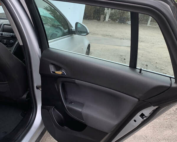 Серый Опель Инсигния, объемом двигателя 1.96 л и пробегом 239 тыс. км за 10000 $, фото 13 на Automoto.ua