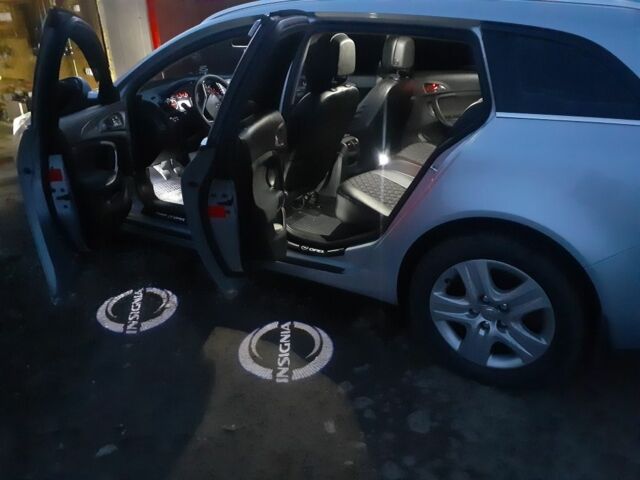 Серый Опель Инсигния, объемом двигателя 2 л и пробегом 220 тыс. км за 10100 $, фото 3 на Automoto.ua