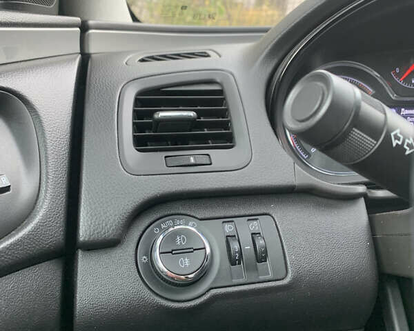 Серый Опель Инсигния, объемом двигателя 1.96 л и пробегом 239 тыс. км за 10000 $, фото 5 на Automoto.ua