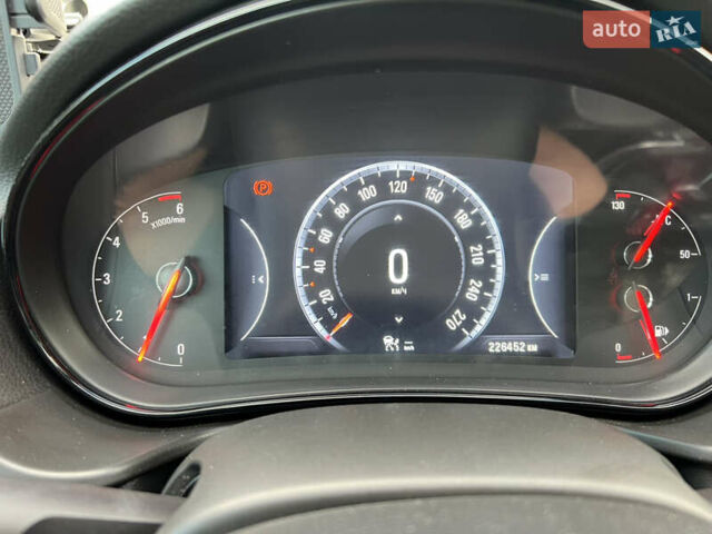 Серый Опель Инсигния, объемом двигателя 1.96 л и пробегом 227 тыс. км за 11500 $, фото 2 на Automoto.ua