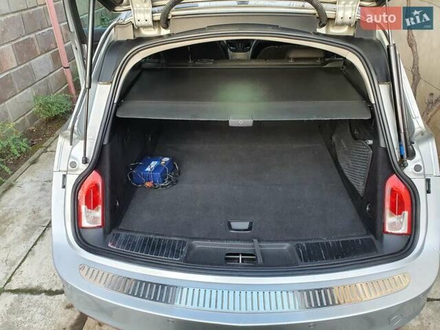 Сірий Опель Інсігнія, об'ємом двигуна 1.96 л та пробігом 300 тис. км за 9000 $, фото 6 на Automoto.ua