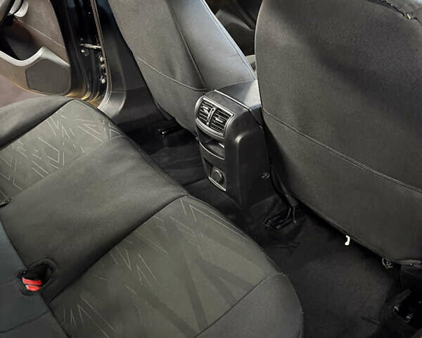 Серый Опель Инсигния, объемом двигателя 2 л и пробегом 206 тыс. км за 12500 $, фото 7 на Automoto.ua