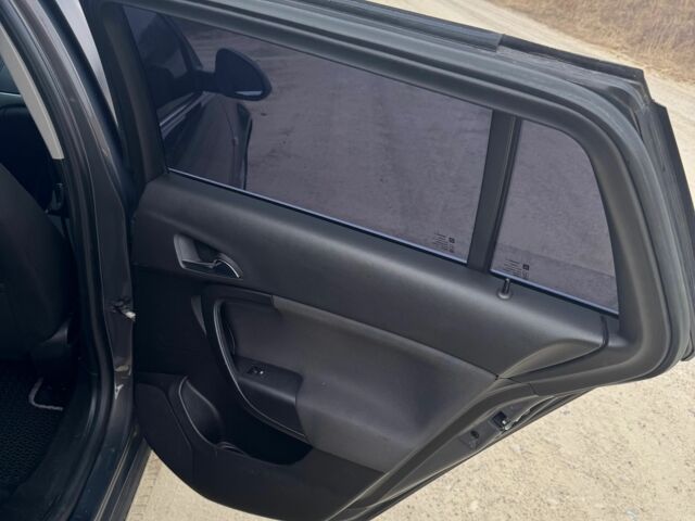 Сірий Опель Інсігнія, об'ємом двигуна 2 л та пробігом 240 тис. км за 9000 $, фото 10 на Automoto.ua