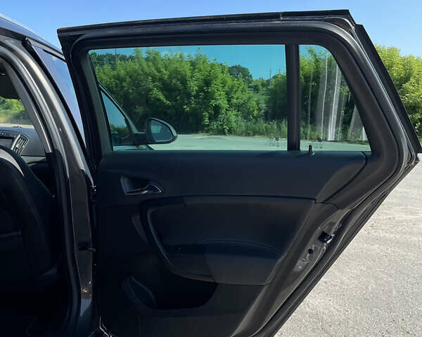 Сірий Опель Інсігнія, об'ємом двигуна 1.96 л та пробігом 297 тис. км за 11000 $, фото 127 на Automoto.ua