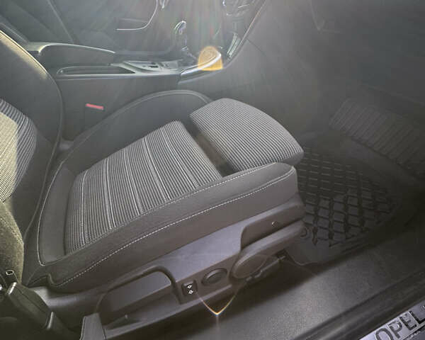 Сірий Опель Інсігнія, об'ємом двигуна 1.6 л та пробігом 185 тис. км за 8200 $, фото 26 на Automoto.ua