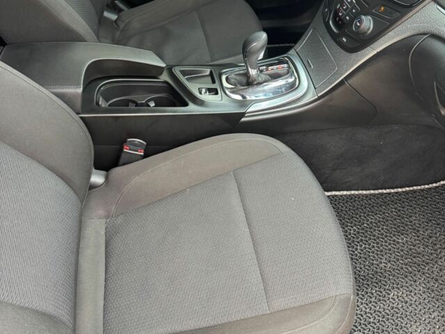 Сірий Опель Інсігнія, об'ємом двигуна 2 л та пробігом 240 тис. км за 9000 $, фото 5 на Automoto.ua