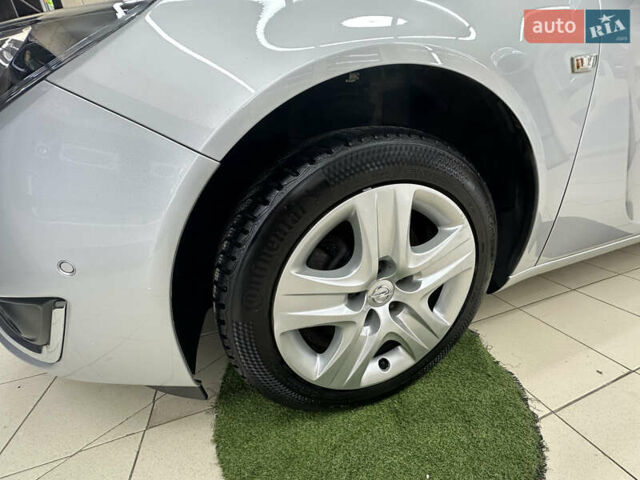 Серый Опель Инсигния, объемом двигателя 2 л и пробегом 202 тыс. км за 12500 $, фото 4 на Automoto.ua