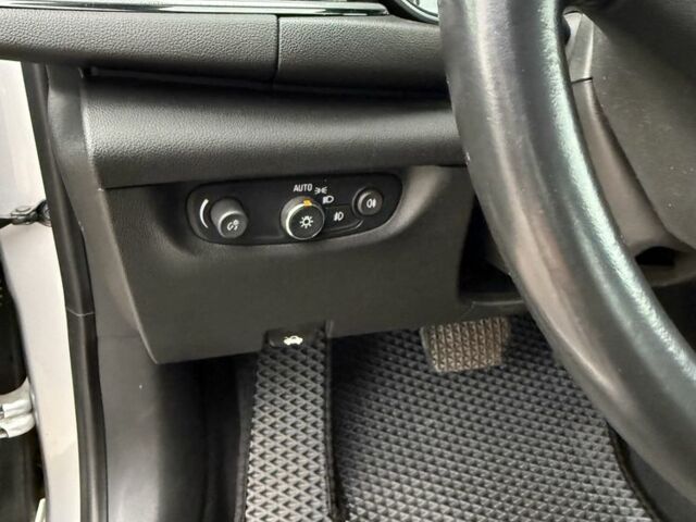 Серый Опель Инсигния, объемом двигателя 2 л и пробегом 213 тыс. км за 14300 $, фото 10 на Automoto.ua