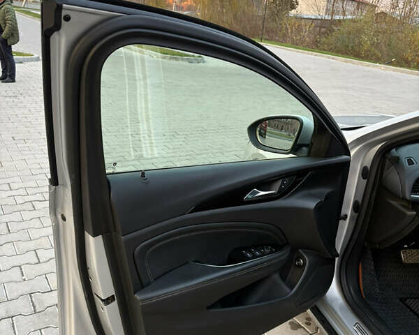 Серый Опель Инсигния, объемом двигателя 1.96 л и пробегом 210 тыс. км за 15250 $, фото 29 на Automoto.ua