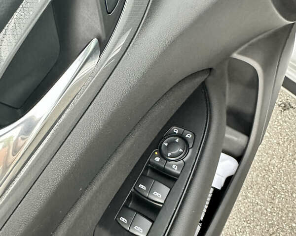 Серый Опель Инсигния, объемом двигателя 1.96 л и пробегом 160 тыс. км за 12779 $, фото 7 на Automoto.ua