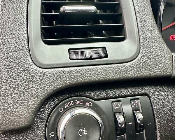 Серый Опель Инсигния, объемом двигателя 1.6 л и пробегом 122 тыс. км за 7999 $, фото 30 на Automoto.ua