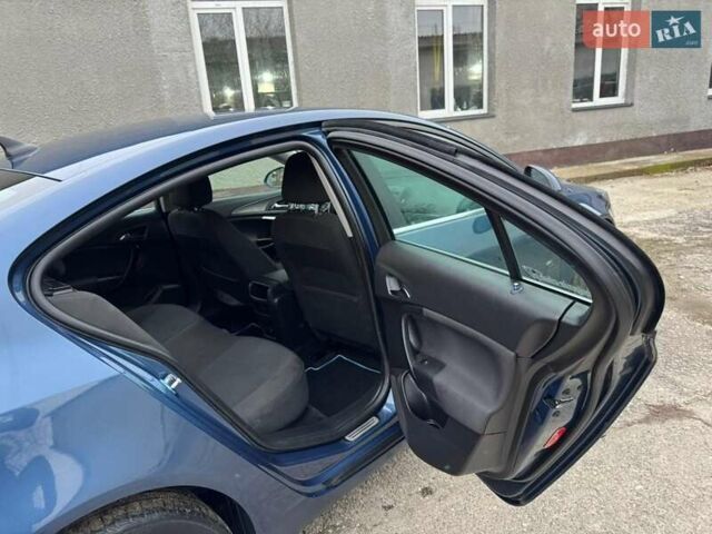 Синий Опель Инсигния, объемом двигателя 1.36 л и пробегом 144 тыс. км за 11250 $, фото 3 на Automoto.ua