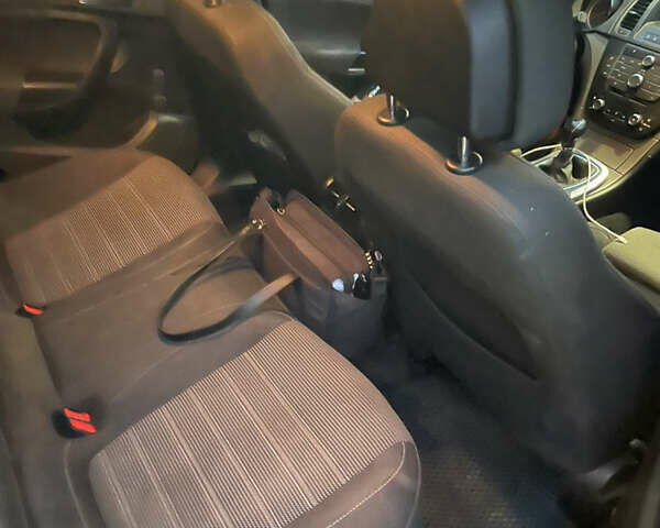 Синий Опель Инсигния, объемом двигателя 1.96 л и пробегом 337 тыс. км за 7000 $, фото 6 на Automoto.ua