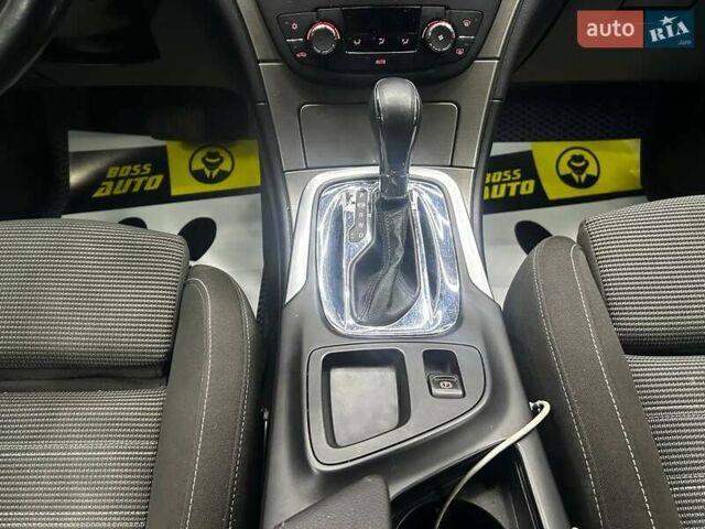 Синий Опель Инсигния, объемом двигателя 2 л и пробегом 211 тыс. км за 8800 $, фото 12 на Automoto.ua