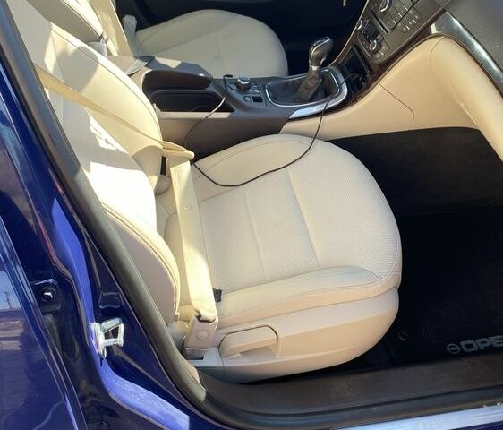 Синий Опель Инсигния, объемом двигателя 2 л и пробегом 345 тыс. км за 7500 $, фото 2 на Automoto.ua