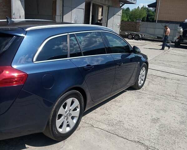 Синий Опель Инсигния, объемом двигателя 2 л и пробегом 240 тыс. км за 8350 $, фото 1 на Automoto.ua