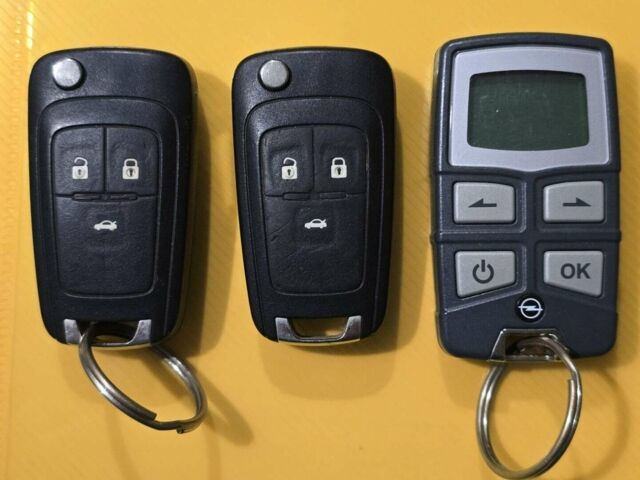 Синий Опель Инсигния, объемом двигателя 2 л и пробегом 169 тыс. км за 12500 $, фото 1 на Automoto.ua
