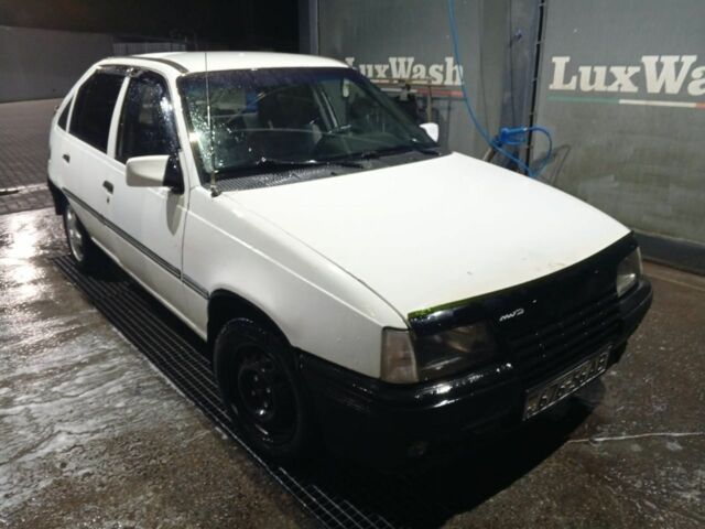 Белый Опель Кадет, объемом двигателя 1.3 л и пробегом 200 тыс. км за 850 $, фото 1 на Automoto.ua