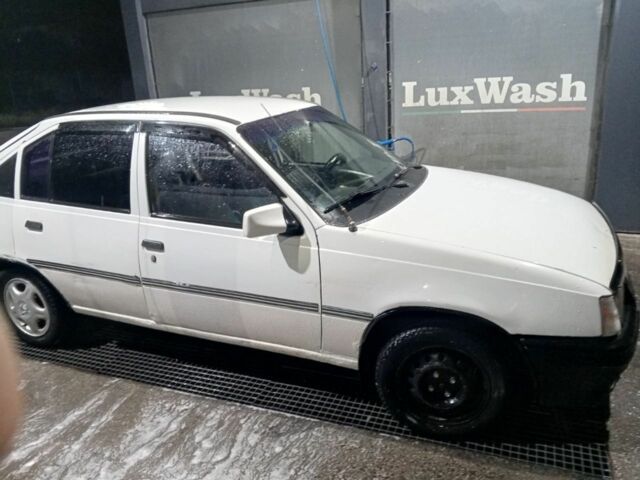 Белый Опель Кадет, объемом двигателя 1.3 л и пробегом 200 тыс. км за 850 $, фото 2 на Automoto.ua