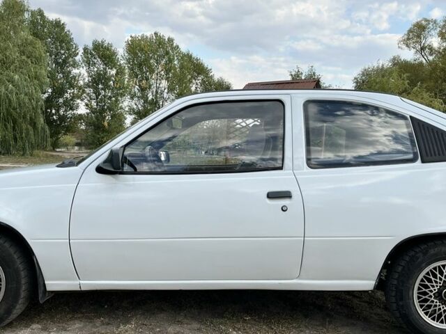 Белый Опель Кадет, объемом двигателя 1.3 л и пробегом 130 тыс. км за 1700 $, фото 5 на Automoto.ua
