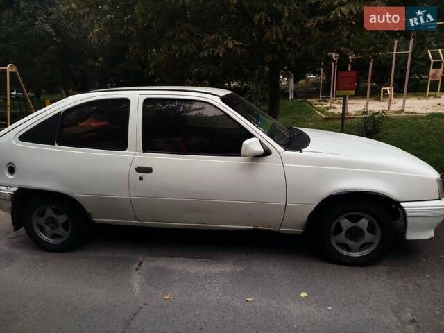 Белый Опель Кадет, объемом двигателя 1.6 л и пробегом 420 тыс. км за 650 $, фото 1 на Automoto.ua