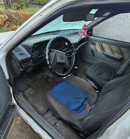 Белый Опель Кадет, объемом двигателя 1.3 л и пробегом 800 тыс. км за 700 $, фото 4 на Automoto.ua