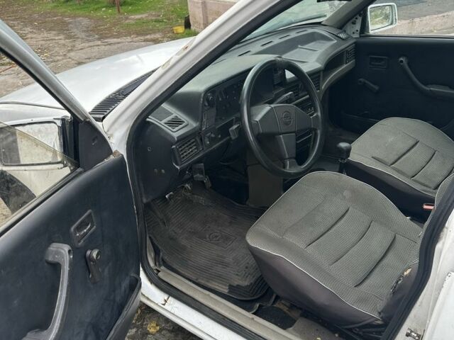 Білий Опель Кадет, об'ємом двигуна 1.6 л та пробігом 200 тис. км за 550 $, фото 4 на Automoto.ua