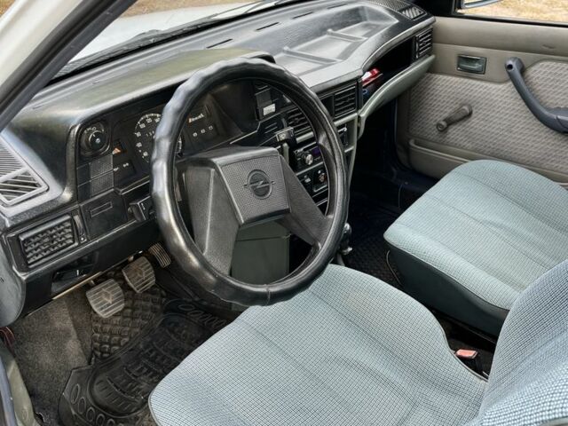 Белый Опель Кадет, объемом двигателя 1.3 л и пробегом 130 тыс. км за 1700 $, фото 7 на Automoto.ua